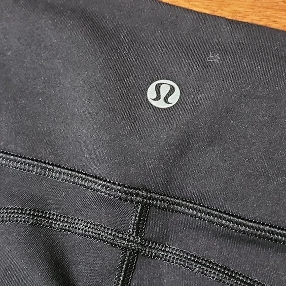Lululemon black Capri leggings SZ 8 - Picture 3 of 9